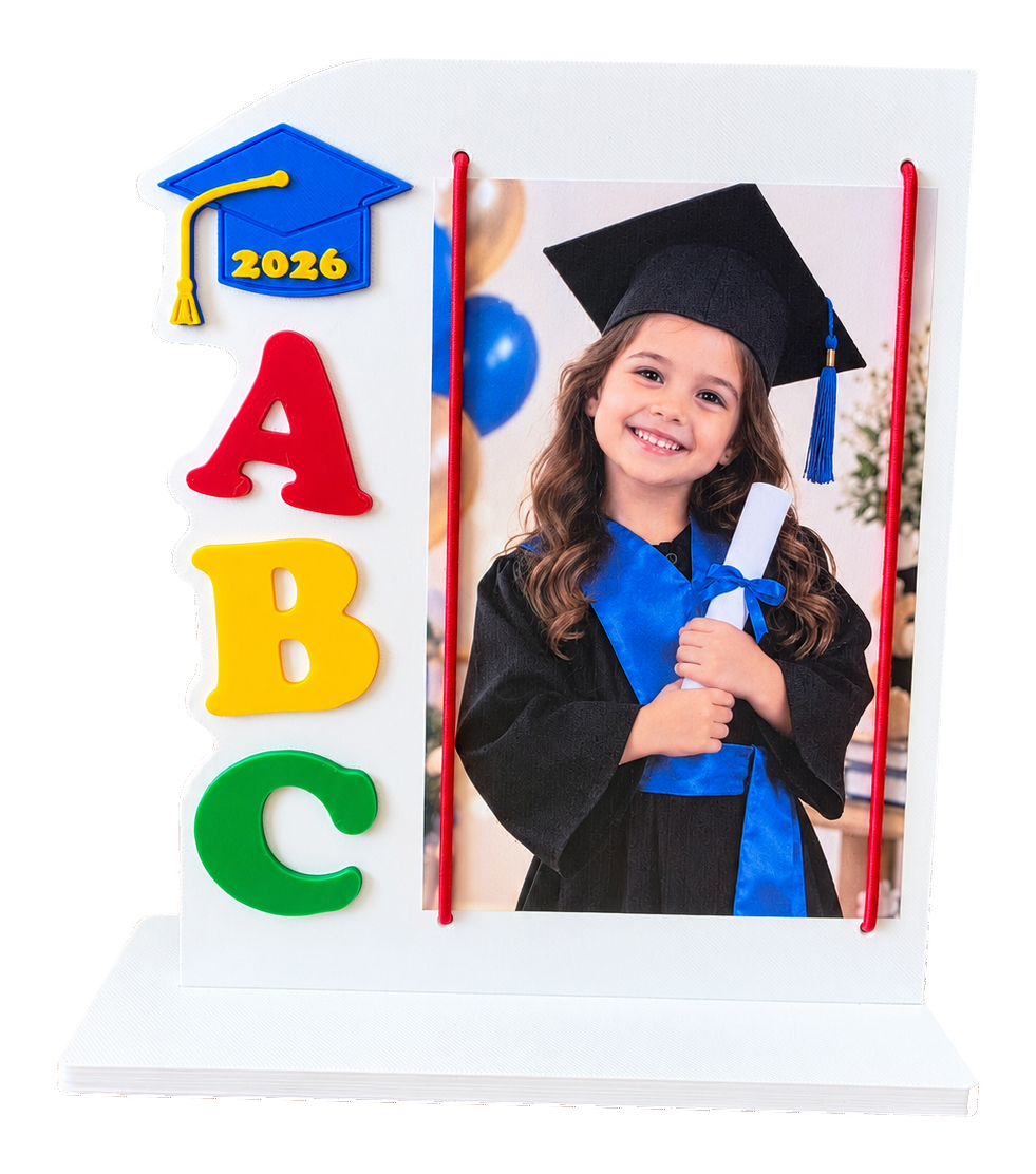 Foto real do Porta-Retrato ABC 2026, com letras coloridas e foto demonstrativa de formatura